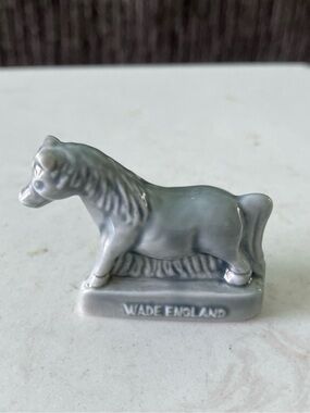 Vintage Wade Whimsies Red Rose Tea Ceramic Light Gray Horse Figurine 1.25” Tall